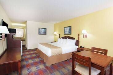 هتل Travelodge By Wyndham Montgomery East