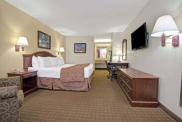 هتل Travelodge By Wyndham Montgomery East