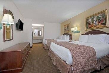هتل Travelodge By Wyndham Montgomery East