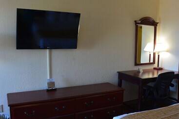 هتل Travelodge By Wyndham Montgomery East