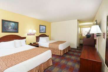 هتل Travelodge By Wyndham Montgomery East