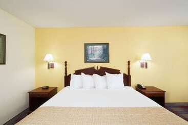 هتل Travelodge By Wyndham Montgomery East