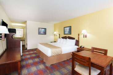 هتل Travelodge By Wyndham Montgomery East