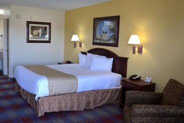 هتل Travelodge By Wyndham Montgomery East