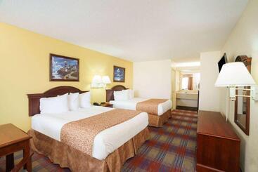 هتل Travelodge By Wyndham Montgomery East