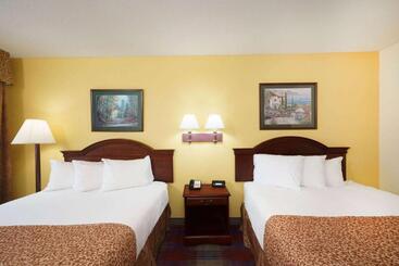 هتل Travelodge By Wyndham Montgomery East
