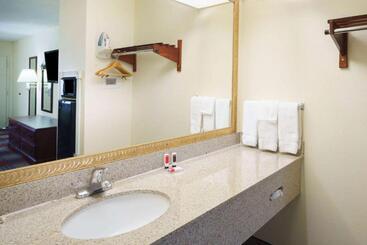هتل Travelodge By Wyndham Montgomery East