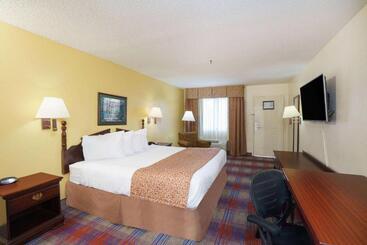 هتل Travelodge By Wyndham Montgomery East