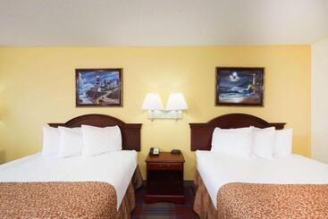 هتل Travelodge By Wyndham Montgomery East