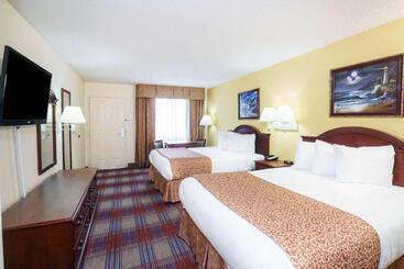 هتل Travelodge By Wyndham Montgomery East