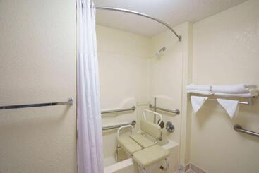هتل Travelodge By Wyndham Montgomery East