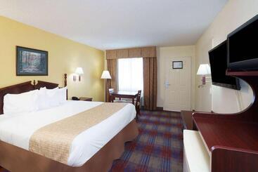هتل Travelodge By Wyndham Montgomery East