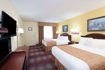 هتل Travelodge By Wyndham Montgomery East