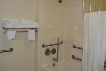 هتل Travelodge By Wyndham Montgomery East