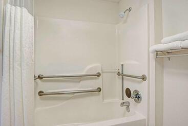 هتل Travelodge By Wyndham Montgomery East