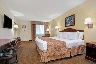 هتل Travelodge By Wyndham Montgomery East