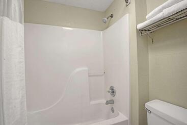 هتل Travelodge By Wyndham Montgomery East
