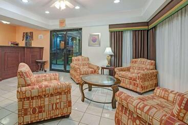 هتل Travelodge By Wyndham Montgomery East