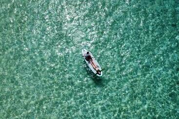 پانسیون Blue Water Thoddoo Inn