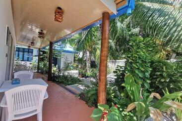 پانسیون Blue Water Thoddoo Inn
