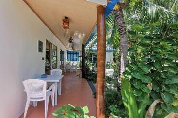 پانسیون Blue Water Thoddoo Inn