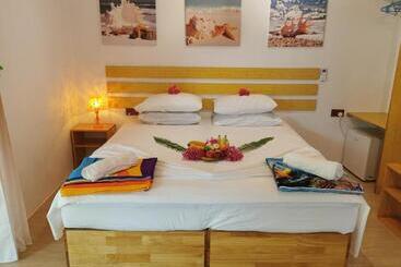 پانسیون Blue Water Thoddoo Inn