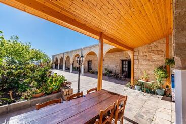 پانسیون Revaklı Ev Guest House