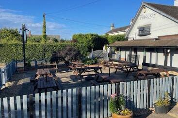 هتل Chequers Country Inn
