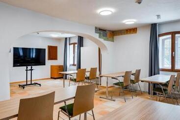 هتل Premier Inn München Airport Süd