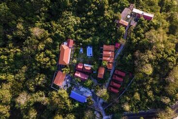 هتل The Pande Hill Homestay