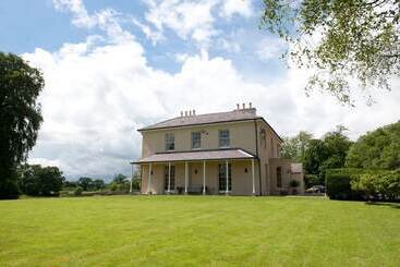 تختخواب و صبحانه Llwynhelig Manor