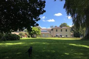 تختخواب و صبحانه Llwynhelig Manor
