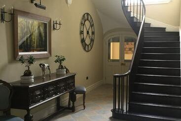 تختخواب و صبحانه Llwynhelig Manor