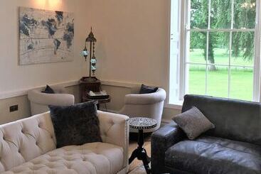 تختخواب و صبحانه Llwynhelig Manor