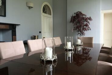 تختخواب و صبحانه Llwynhelig Manor