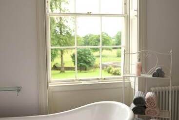 تختخواب و صبحانه Llwynhelig Manor
