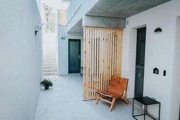 تختخواب و صبحانه The Pines   Experiment Favelas