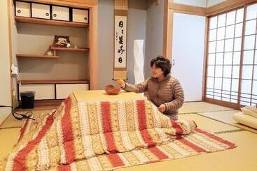 تختخواب و صبحانه Tsushima White House