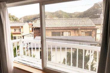 تختخواب و صبحانه Tsushima White House