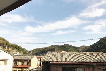 تختخواب و صبحانه Tsushima White House