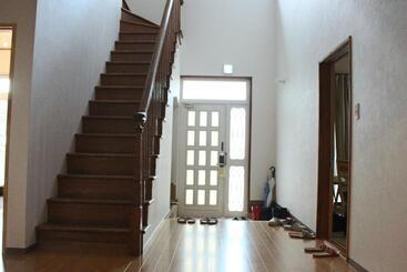 تختخواب و صبحانه Tsushima White House