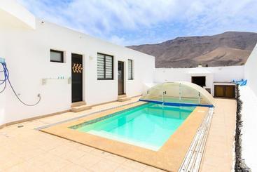 Famara Beach Apt - Caleta de Famara