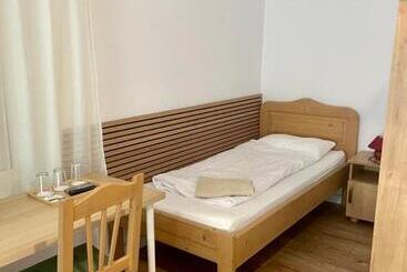 پانسیون Airport Jazmin Guesthouse