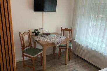 پانسیون Airport Jazmin Guesthouse
