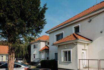 پانسیون Airport Jazmin Guesthouse