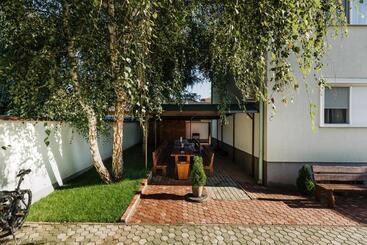 پانسیون Airport Jazmin Guesthouse