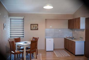 هتل Dionis Rooms & Apartments
