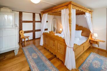 هتل Historische Residenz Lindeneck