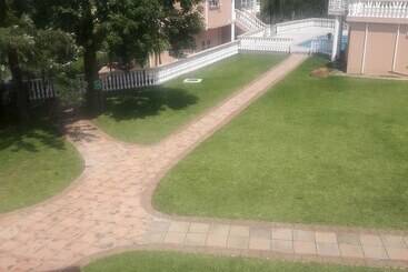 تختخواب و صبحانه Ekupholeni Garden Villas
