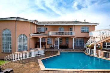 تختخواب و صبحانه Ekupholeni Garden Villas
